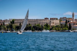 PULA POD JEDRIMA Veliko finale regatne godine krstaša u Istri –  21. Arena kup okuplja jedriličare iz Hrvatske i inozemstva