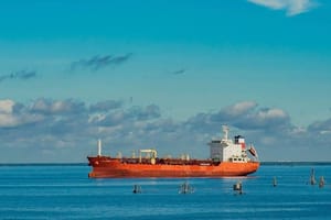 Eksplozija i požar na LPG tankeru  - brod napušten, dvoje pomoraca nestalo