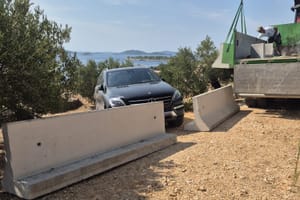 MURTERSKE MUKE: "Splitski poduzetnik blokirao naš automobil, tu je već 3 mjeseca." Poduzetnik: "Nije istina, recite im da mogu ukloniti automobil s moje zemlje kad god žele!"