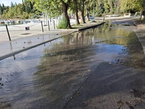 Nakon obilnih oborina poplavila  uvala u Jadranovu. Građani: "Točno smo na ovu katastrofu upozoravali"