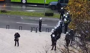 Ponovno sačekuša u Crnoj Gori: "Kamenjem zasuli kolonu hrvatskih navijača pa pobjegli u šumu"