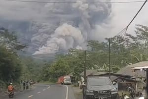 Erumpirao vulkan na otoku, izbacuje uvis oblake pepela visoke i do 5,6 kilometara