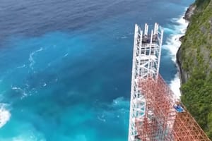 Izgradili lift na litici koji vodi na plažu - sad se mora rušiti!