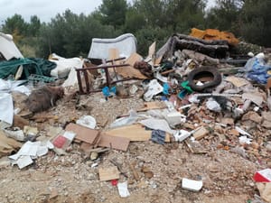 Načelnik Pirovca o hrpetini smeća kod Tisnog: "Iako nije naše područje, postavili smo kamere, ako netko poželi ostaviti otpad - dobit će 'čestitku'!"