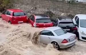 VIDEO Potop u Crnoj Gori: Ulice Budve pod vodom, automobe nosi bujica, srušeni mostovi i blokirani putevi!