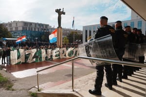 Prosvjednici u Splitu krenuli prema zgradi suda, dočekala ih interventna policija!