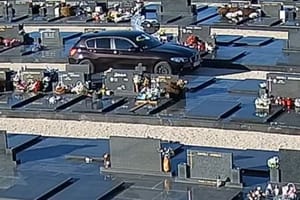 GORE NE MOŽE Autom se vozio po šibenskom groblju: "Imao je njemačke registracije"