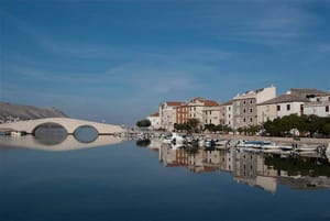 POLICIJA IH PRIVELA Muškarac od 30 godina s dva tinejdžera uništavao božićne ukrase u Pagu