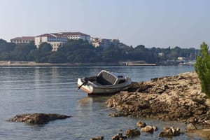 ISTRA Više od 20 dana jedna je brodica nasukana u Pješčanoj uvali, sada je završila u moru: "Nema registracije, tko je vlasnik?"