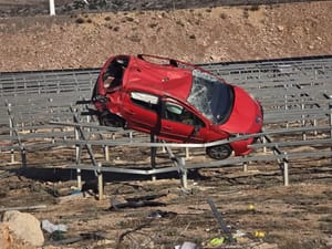 TEŠKO OZLIJEĐEN VOZAČ Sletio automobilom u solarne panele - Svemu kumovala nepažnja i orkanska bura?