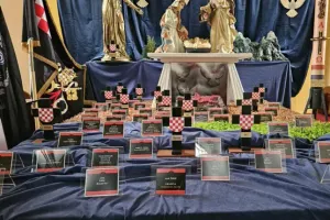 Crkva u Šibeniku postavila jaslice s crnim križevima i zastavama HOS-a, pa ako želite saznati "tko je stvarno prodao Dalmaciju" eto prilike!