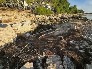 Devastirana plaža u Makarskoj i sramota na pomorskom dobru
