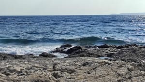 Razilaženje oblaka uz umjerenu buru i maestral