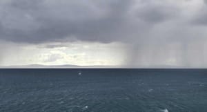 Jugo na južnom Jadranu, dok na sjevernom jača bura, u Dalmaciji pljuskovi i običnija kiša