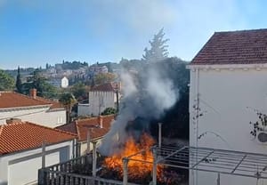 ADIO PAMETI Netko u Dubrovniku, na Lapadu spaljuje namještaj na terasi!?