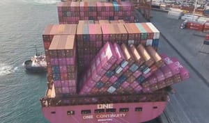 Valovi porušili deset redova kontejnera