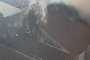 Trogirski se vatrogasci s krovova bore protiv vatre