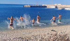 Na Unijama ispratili staru godinu kupanjem u moru