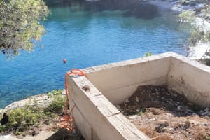 Radi li netko na Šolti crnu jamu na pomorskom dobru? Zabrinuti otočani: "Vidi se ispust, ovdje se kupaju djeca!"