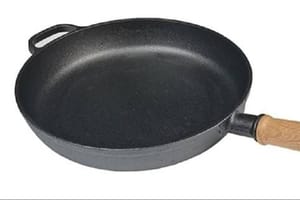 S polica se povlači tava od lijevanog željeza, opasna je za zdravlje!