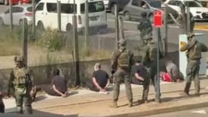 VIDEO Teško naoružani specijalci presreli grupu muškaraca :"Išli su prema plaži Bondi"