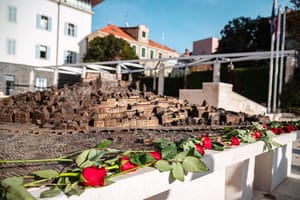 PRKOSNE I PONOSNE Šibenčanke položile 18 ruža za 18 ubijenih žena