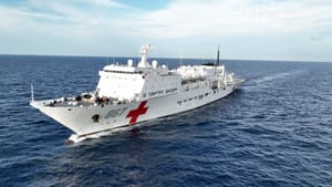 Brod bolnica kineske vojske putuje svijetom i besplatno liječi ljude