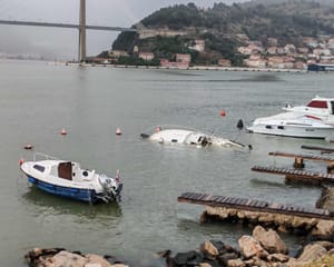 DUBROVNIK Usred nevremena potopljen gliser, ima odrona i opasnosti po druge brodice!