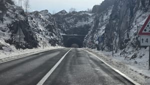 U Dalmatinskoj zagori proglašeni zimski uvjeti, u prekidu i neke trajektne linije