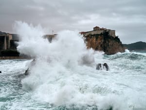 FOTO Pogledajte ove visoke valove olujnog juga koji se lome na zidinama Dubrovnika