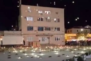 VIDEO Novogodišnji dron show kod susjeda završio teškim fijaskom: "Oko 600 koamda srušilo se u more"