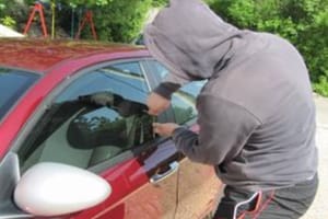 Uhićen provalnik iz Malog Lošinja: "Razbio stakla na automobilima pa krenuo!"