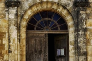 Tip uletio u crkvu u Rijeci, vrijeđao vjernike i razbio vrata!