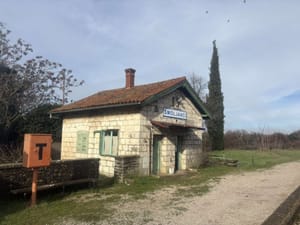 Katastrofalno stanje istarske željezničke stanice. HŽ: "Obnova je planirana za drugu polovinu 2026."