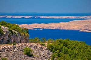 Hladniji ponedjeljak tek rijetko uz slabe oborine, bura slabi