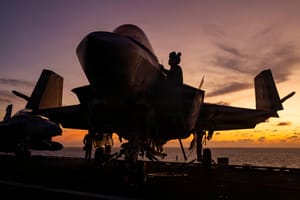 Amerikanci srušili iranski dron koji se približio nosaču zrakoplova Abraham Lincoln