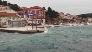 VIDEO Jako jugo u Šibeniku i Tisnom prelijeva rivu, DHMZ izdao upozorenja za obilne oborine i bujične poplave!