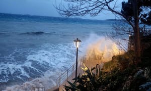 Povremeno kiša, ponegdje i obilnija; jugo i dalje jako, more 5!