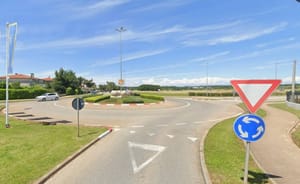 Pijani Slovenac razvalio kružni tok u Umagu