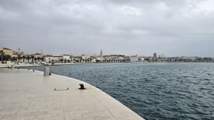 Razmjerno topla subota s povremenim oblacima i kišom