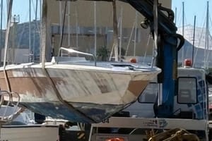 IPAK SE KREĆE Nakon pisanja Morskog, Grad Trogir napokon krenuo u uklanjanje napuštenih brodica s javnih površina