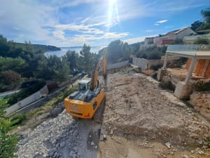 Državni inspektorat krenuo uklanjati ilegalne objekte na Braču