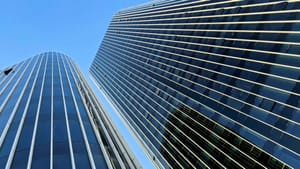 Skočio sa splitskog Dalmatia Towera pa sletio na auto