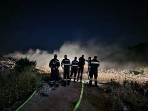 U požaru na Lastovu izgorjelo prizemlje kuće, tri automobila i ribarski magazin