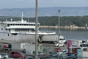 Priča o kamionu za koji se tvrdi da je zapeo pri izlasku iz Jadrolinijinog trajekta u Starom Gradu nije istina: "Evo što se zapravo dogodilo"