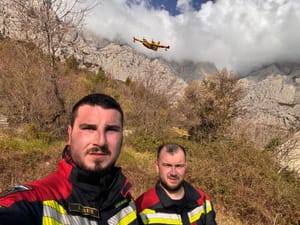 VIDEO Lokaliziran požar na Velikom Brdu kod Makarske - Vatrogasci: "Teren je bio nezgodan!"