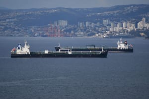 Olujna bura u Rijeci srušila stari električni stup: "Blokirao je promet"