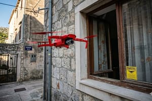 Dron u Žrnovnici neposredno uz prozor stambenog objekta? Građanin: "Biće gleda što je za ručak"