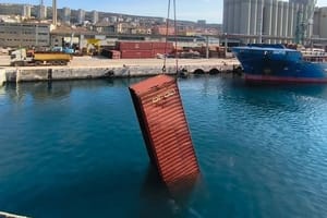 RIJEKA Jučer su iz mora izvučeni kontejneri koji je porušila bura