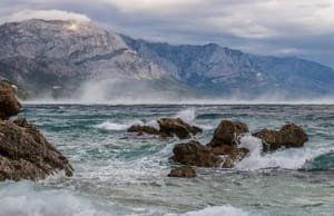 Vjetrovito i osjetno hladnije, uz kišu, ponegdje i orkanski udari bure
